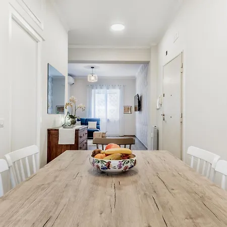 Elegant And Spacious Facing The Subway Near The Vatican * ローマ