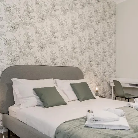 Elegant And Spacious Facing The Subway Near The Vatican ローマ
