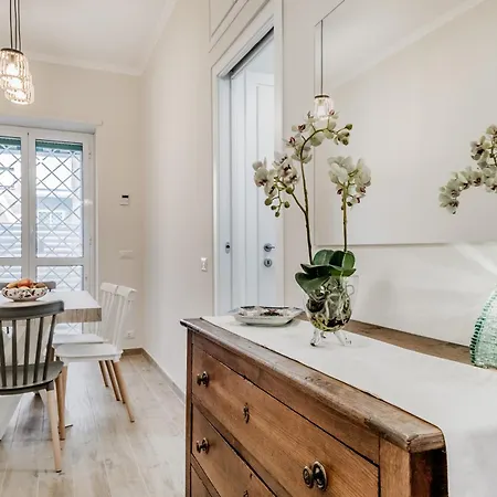 Elegant And Spacious Facing The Subway Near The Vatican ローマ