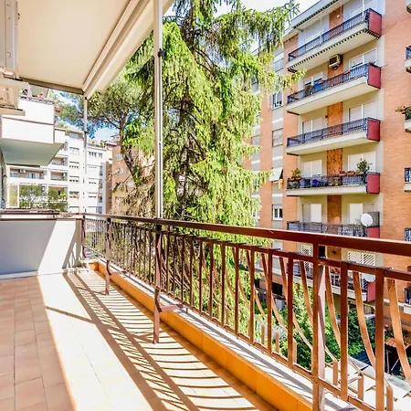 Elegant And Spacious Facing The Subway Near The Vatican アパート ローマ