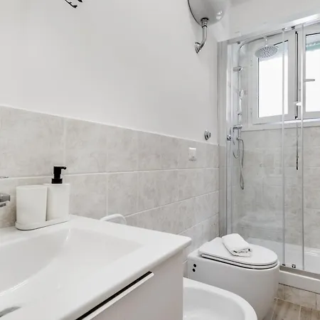 Elegant And Spacious Facing The Subway Near The Vatican * Róma