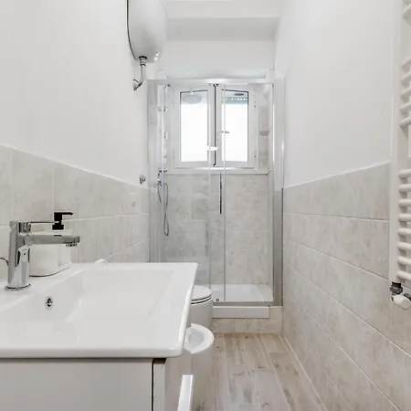 Elegant And Spacious Facing The Subway Near The Vatican * Róma