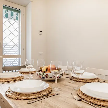 Elegant And Spacious Facing The Subway Near The Vatican * ローマ