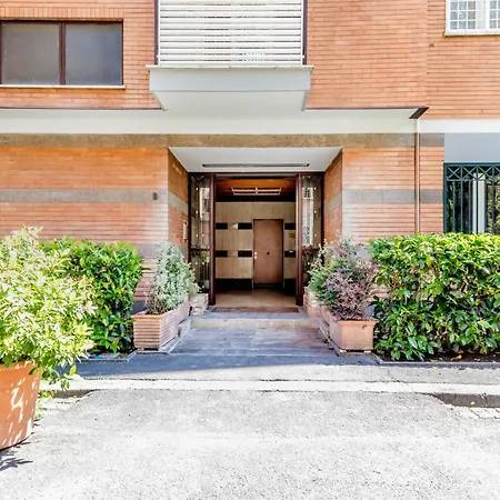 Elegant And Spacious Facing The Subway Near The Vatican アパート