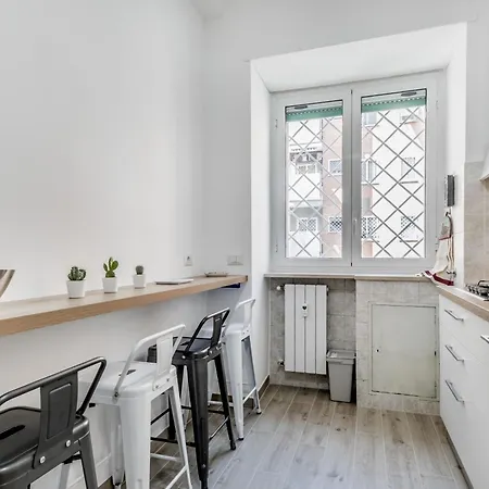 Elegant And Spacious Facing The Subway Near The Vatican Róma