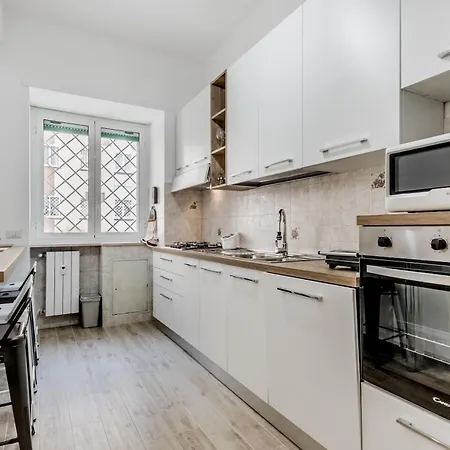 Elegant And Spacious Facing The Subway Near The Vatican Róma