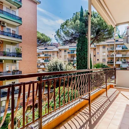 Elegant And Spacious Facing The Subway Near The Vatican アパート ローマ