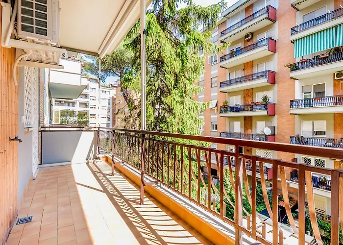 Elegant And Spacious Facing The Subway Near The Vatican Daire Roma