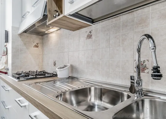 Elegant And Spacious Facing The Subway Near The Vatican Daire
