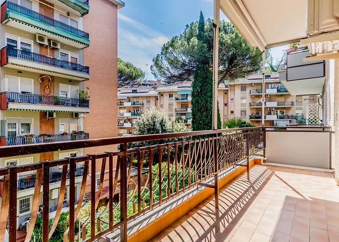 Elegant And Spacious Facing The Subway Near The Vatican Daire Roma